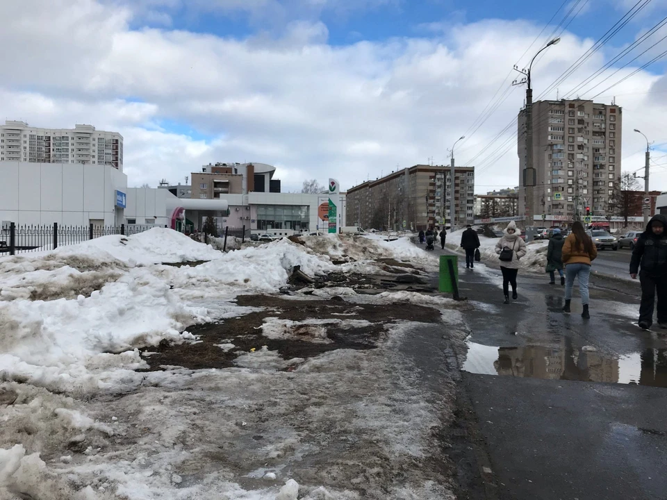 Типичный ижевск. Остановка в России. Парк около талисмана Ижевск. ДТП Ижевск у ТЦ талисман. Ижевск Ижевск.