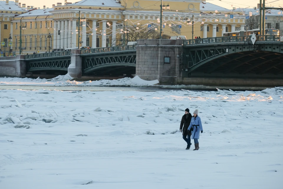 В Петербурге ищут двух человек, провалившихся под лед на Неве