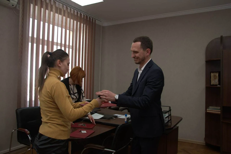 Замглавы администрации Симферополя вручил ключи от квартир сиротам. Фото: пресс-служба администрации крымской столицы
