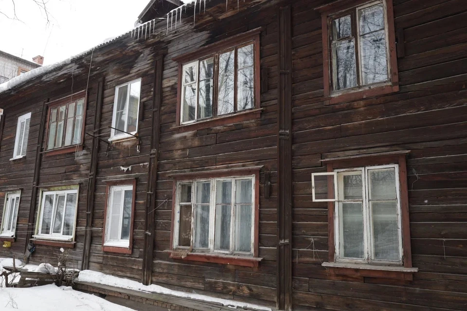 Все эти годы семья женщины проживала в аварийном доме, рискуя жизнью и здоровьем.