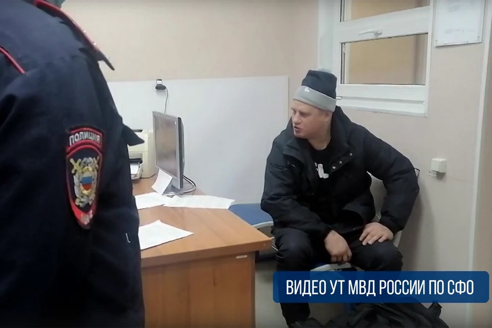 Дебошир из аэропорта. Скриншот видео ЛУ МВД России по Алтайскому краю.