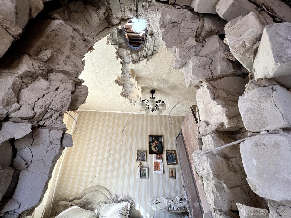 Именно в этот дом накануне угодил снаряд.