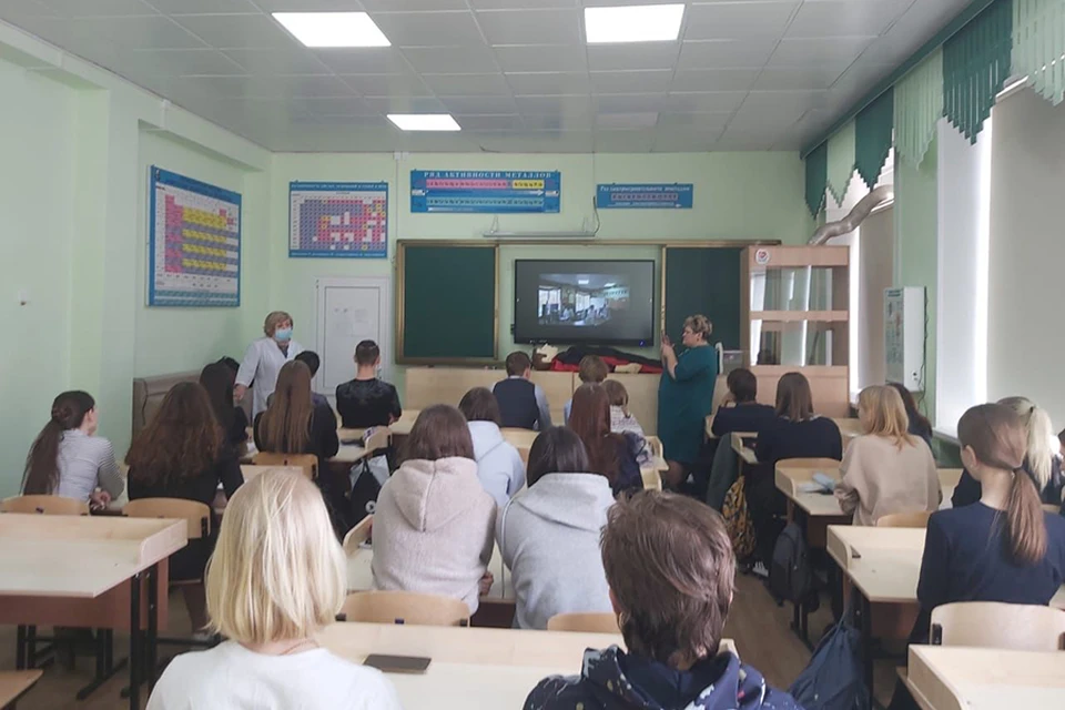 Ребятам рассказали о социальной и материальной помощи молодым специалистам. Фото: пресс-служба родильный дом №3.