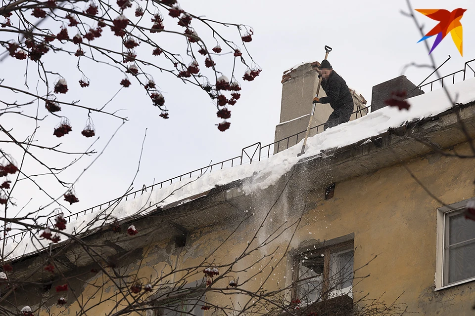 В центре Мурманска днем 28 марта с высоты упал мужчина.