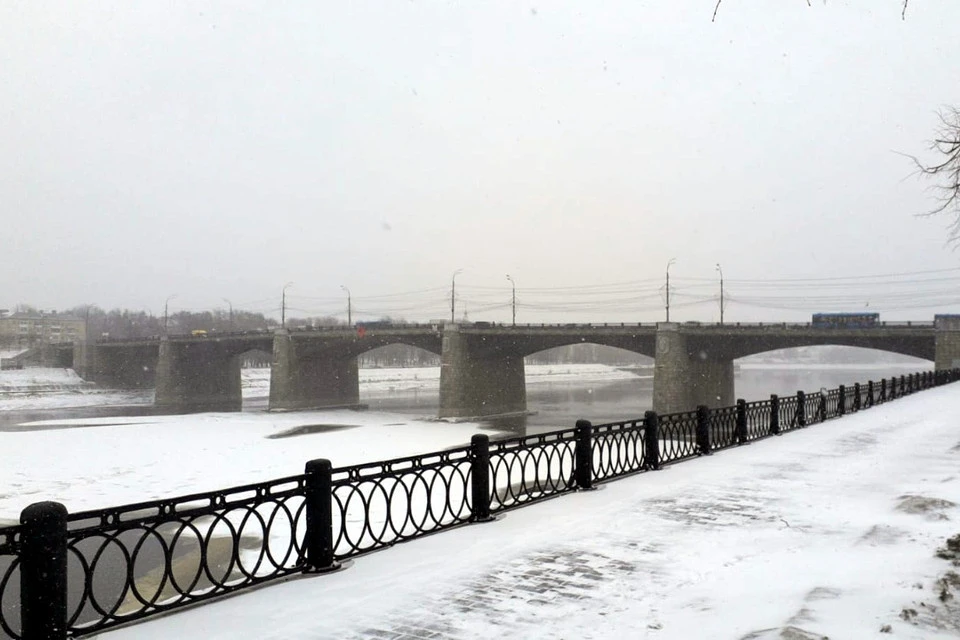 Вид на Волгу и Старый мост в Твери 28 марта.