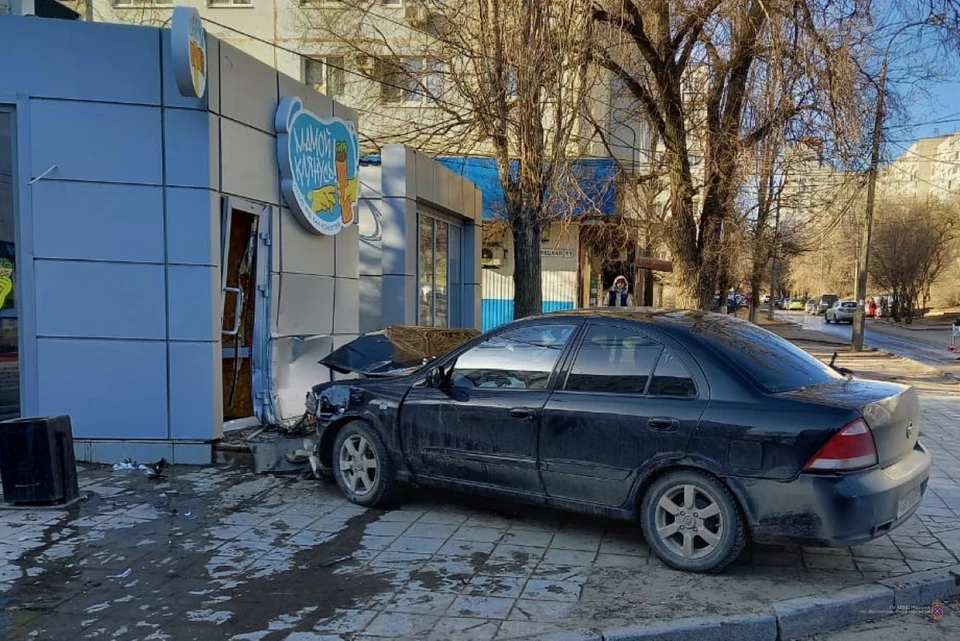 В Волгограде женщина на иномарке протаранила киоск