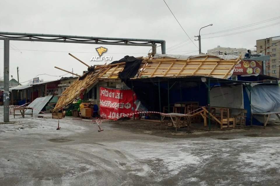 Ветер сорвал крышу торгового ряда. Фото: АСТ-54