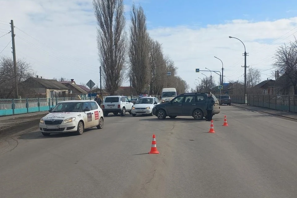 В Грязях столкнулись "Субару" и "Нива"