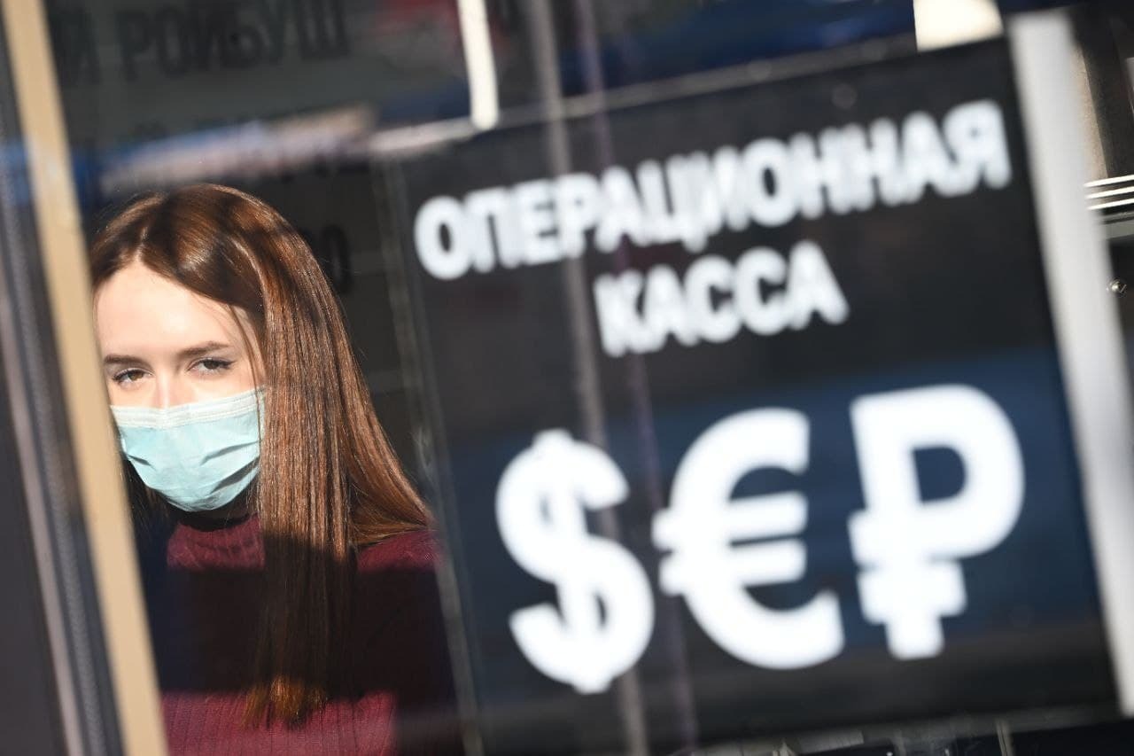 После событий, которые начались 24 февраля, спрос на валюту резко вырос. Но потом ситуация изменилась и курс доллара и евро к рублю начал снижаться.