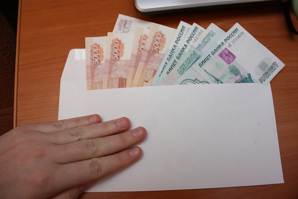 Житель Владивостока отдал деньги экс-начальнику департамента лицензирования и торговли края.