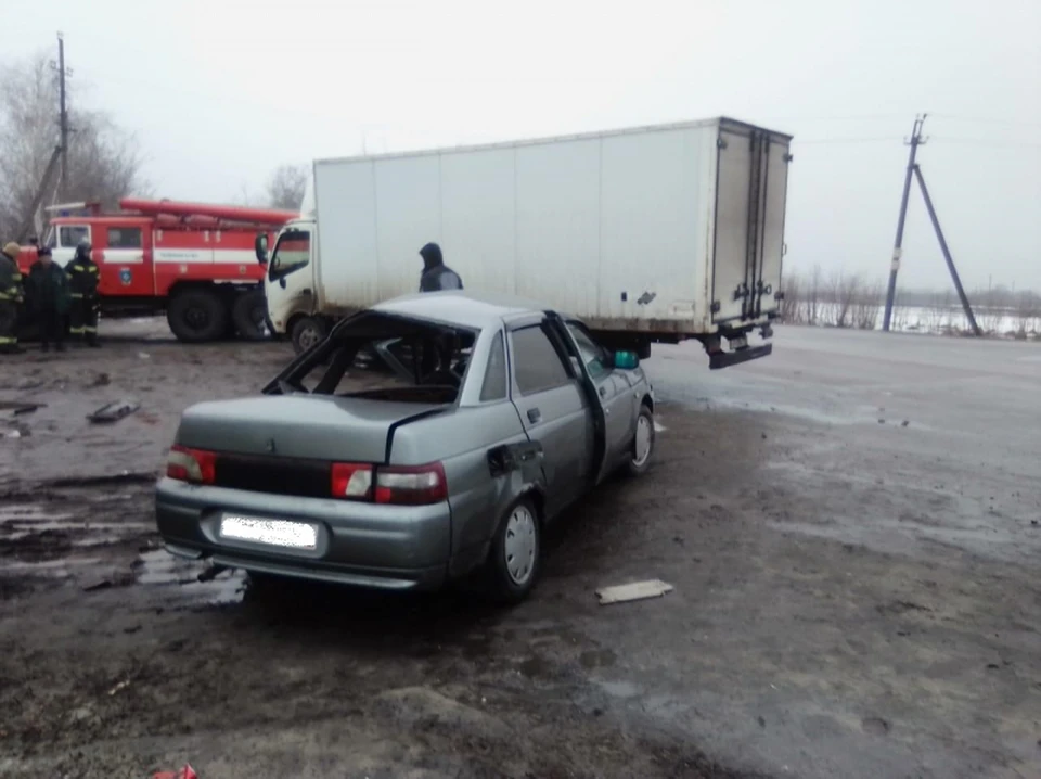 Водитель и пассажир автомобиля ВАЗ с травмами различной степени тяжести доставлены в медицинское учреждение. Фото пресс-службы ГУ МВД России по Воронежской области.