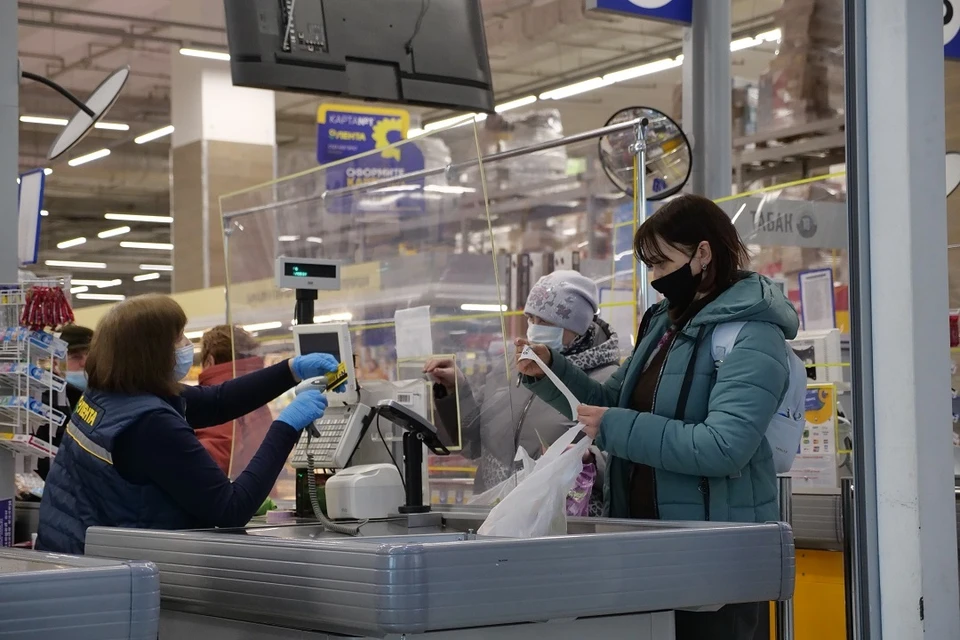 В Новосибирске охранника супермаркета, потратившего с карты покупательницы 8 тысяч рублей, отправили в СИЗО.