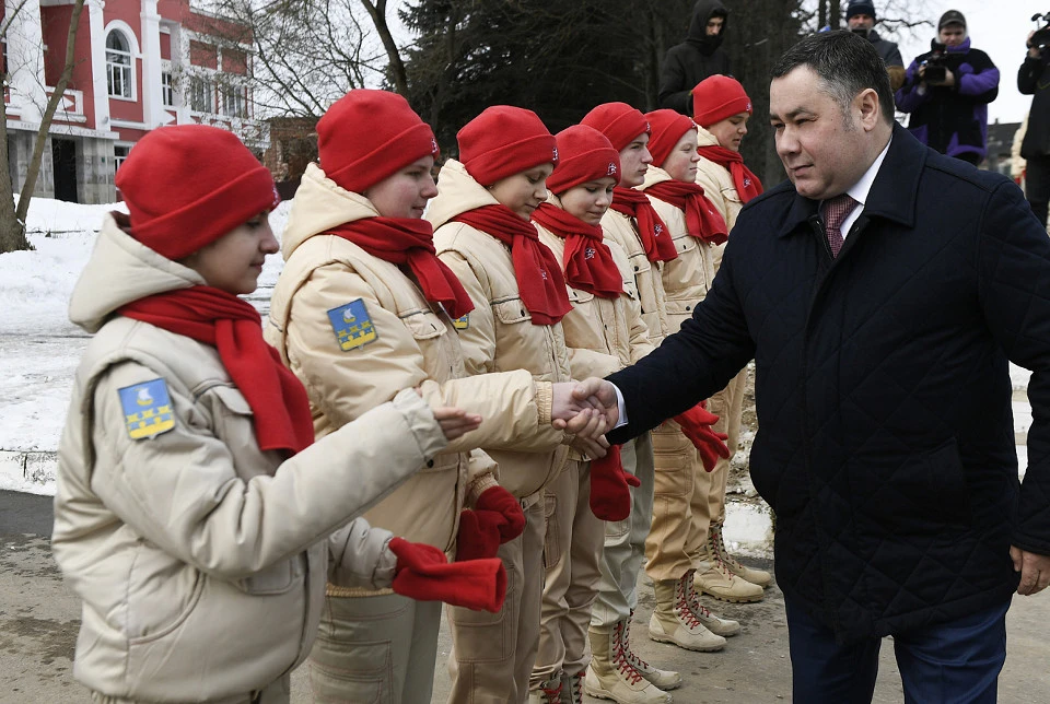 Губернатор поздоровался с юнармейцами.