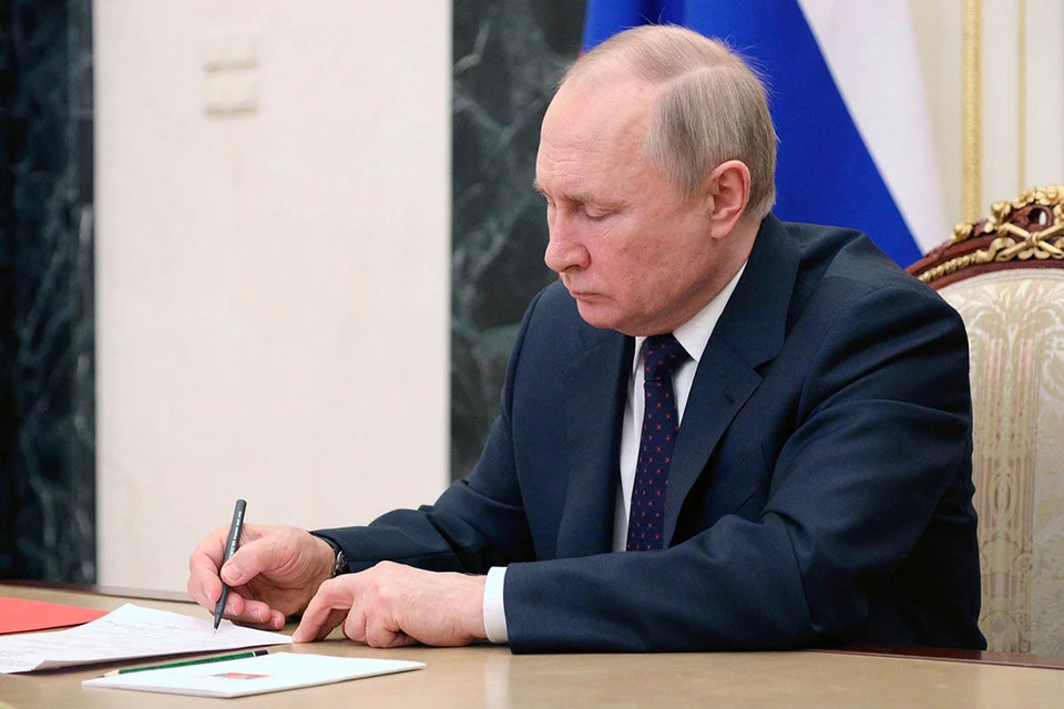 Президент России Владимир Путин подписал указ о торговле газом с недружественными странами с расчетом в рублях.