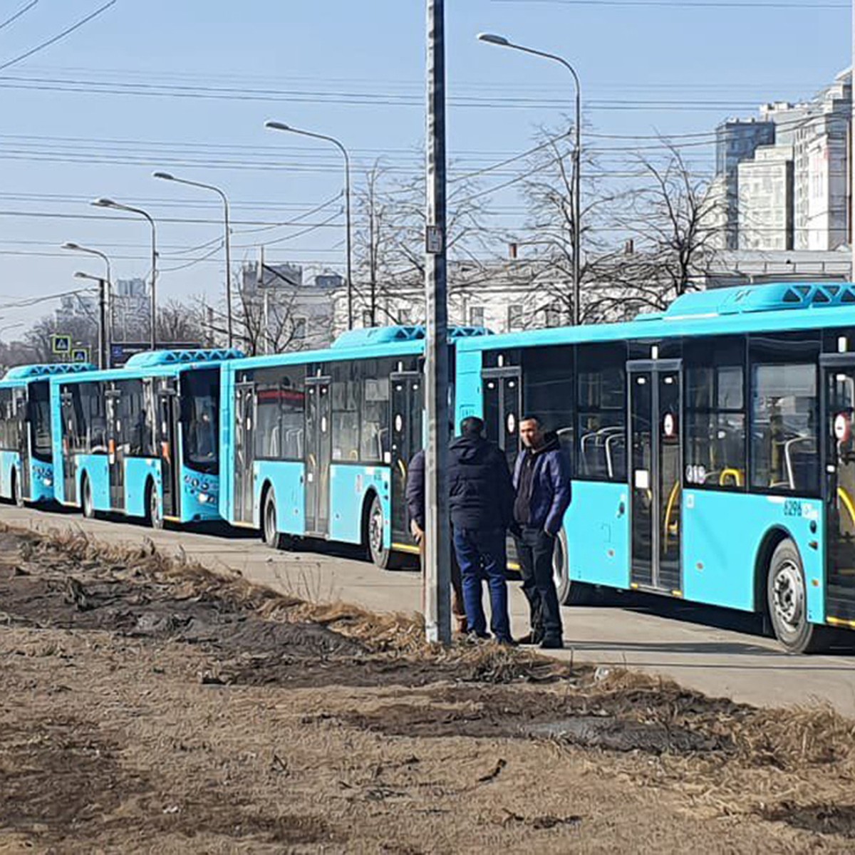 Заправок всего две, а обещали у каждого автопарка»: Водители городских  автобусов пожаловались на очереди на АЗС - KP.RU