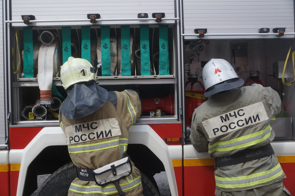 На месте работают дежурные караулы семи пожарно-спасательных частей.
