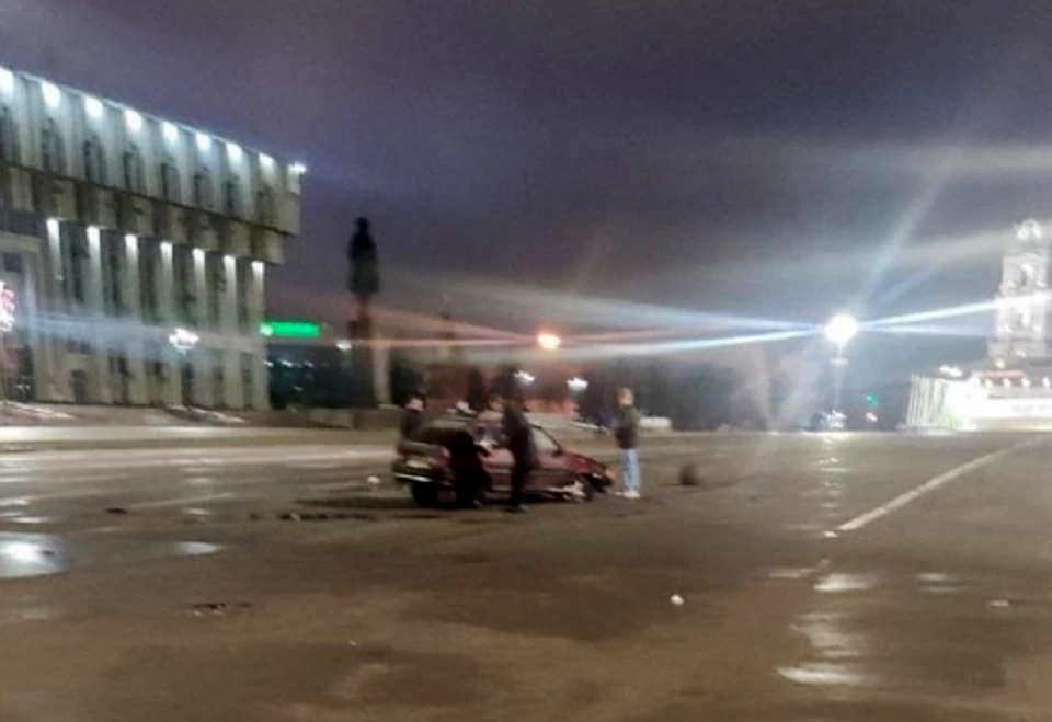 В центре Тулы «ВАЗ2114» сбила ограждающую сферу и выехала на площадь Ленина