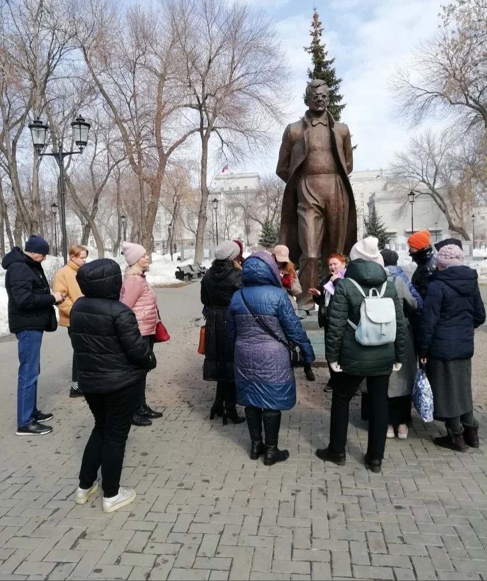 Самара слушать. Самара экскурсии. Памятники Самары. Экскурсия детей по улицам города. Памятник интернетчику в Самаре.