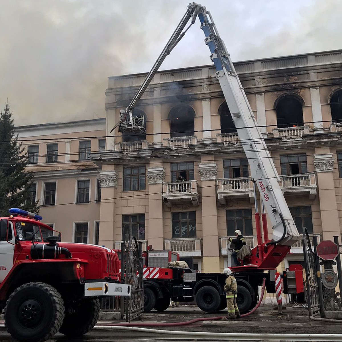 Что известно о пожаре в бывшем училище связи: 1000 кв. метров огня и 35  единиц техники - KP.RU