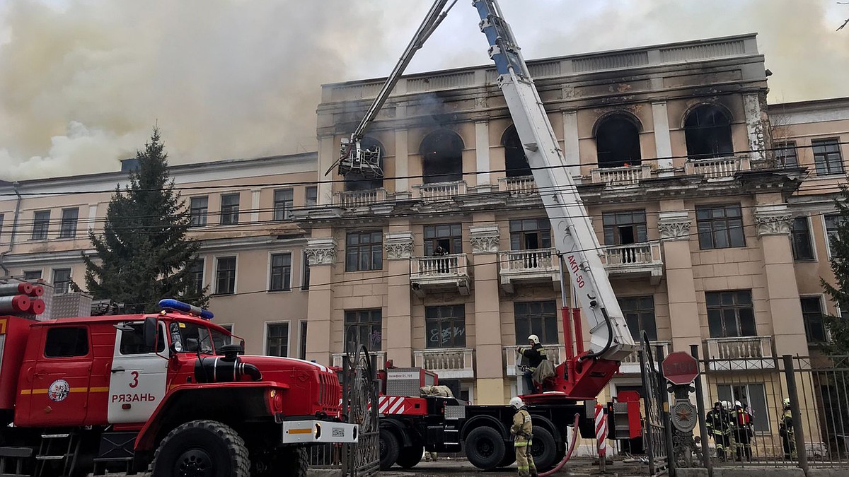 Что известно о пожаре в бывшем училище связи: 1000 кв. метров огня и 35  единиц техники - KP.RU