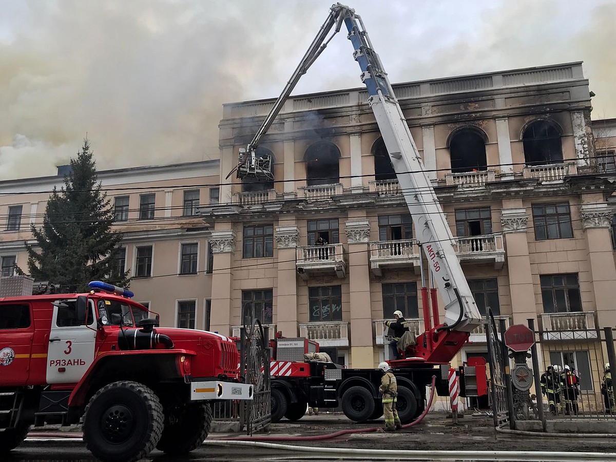 Что известно о пожаре в бывшем училище связи: 1000 кв. метров огня и 35  единиц техники - KP.RU