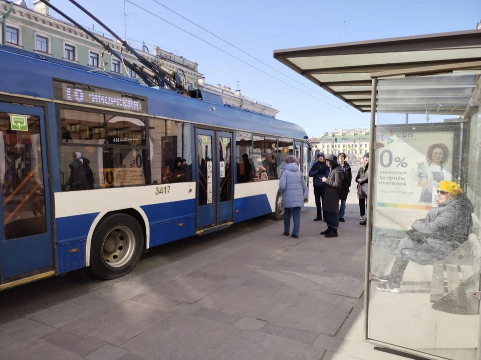 По троллейбусам и автобусам горожане рассеивались равномерно и молчаливо.