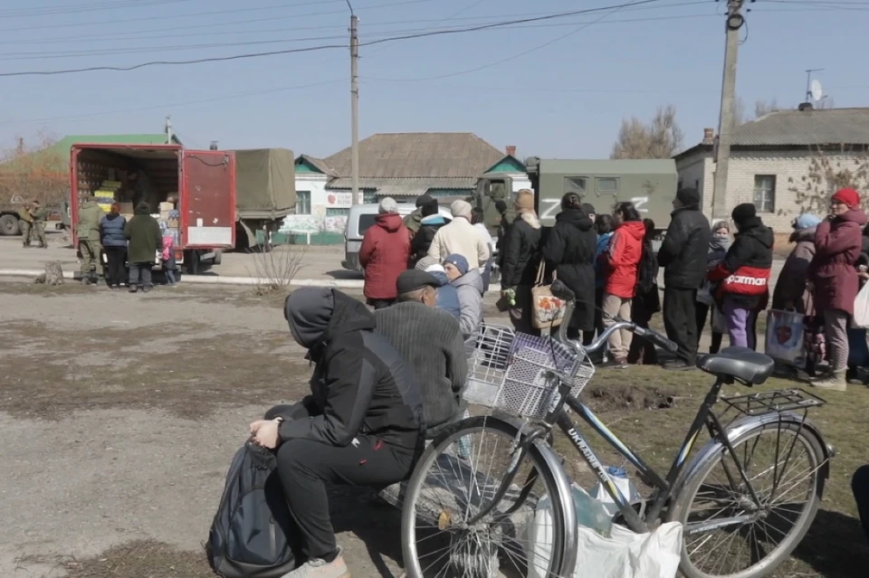 Жителям города раздали 45 тонн продуктов. Фото: стоп-кадр видео МО РФ
