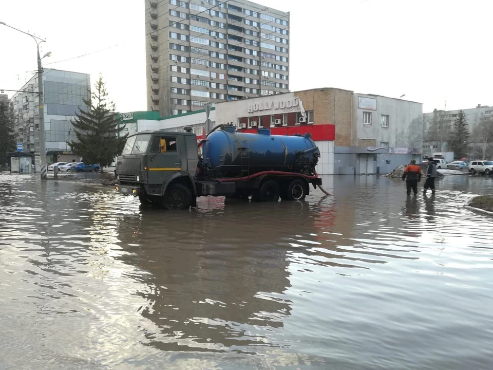 В Тольятти откачивают воду с подтопленных улиц
