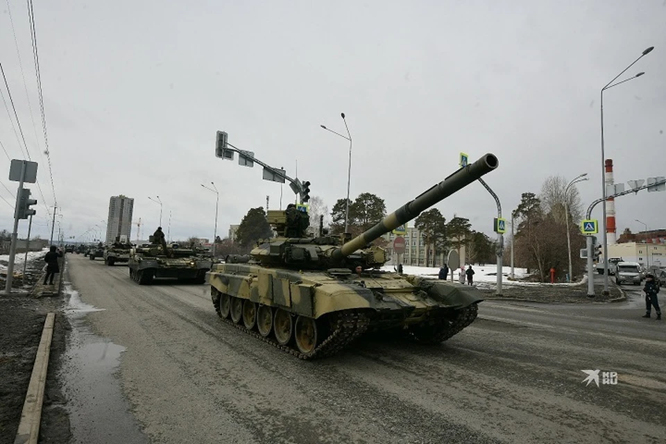 В составе механизированной колонны танки Т-90