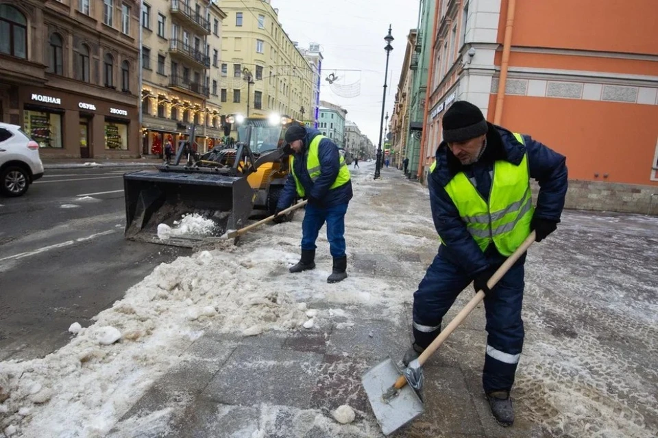 Уборка спб. Сотрудники ЖКХ. Уборка снега. Коммунальщики. Уборка города Санкт-Петербурга зимой.