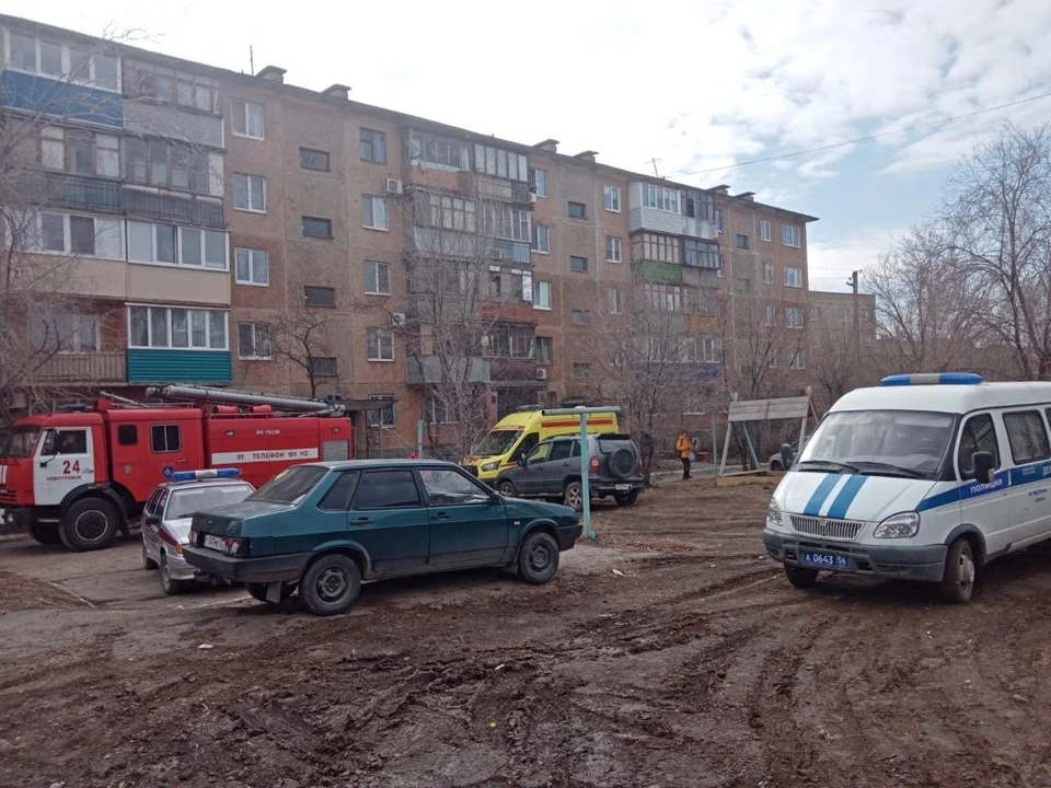 Утром во двор школы съехались все местные спецслужбы ФОТО: портал ntsk.ru