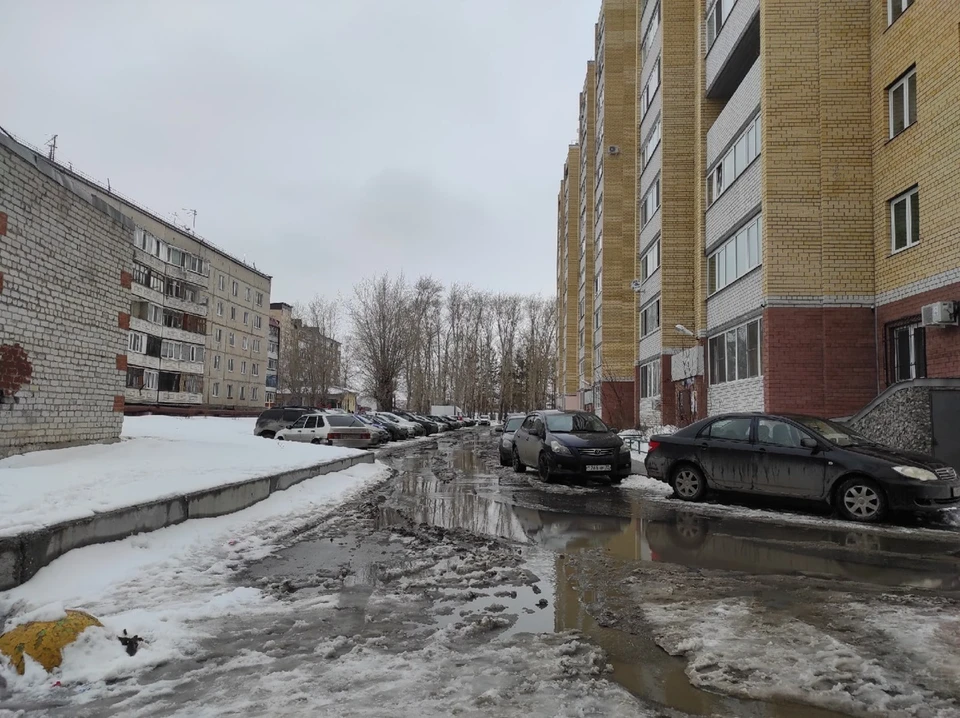 УК поручили усилить меры по отводу талых вод с территорий дворов в Тюмени.