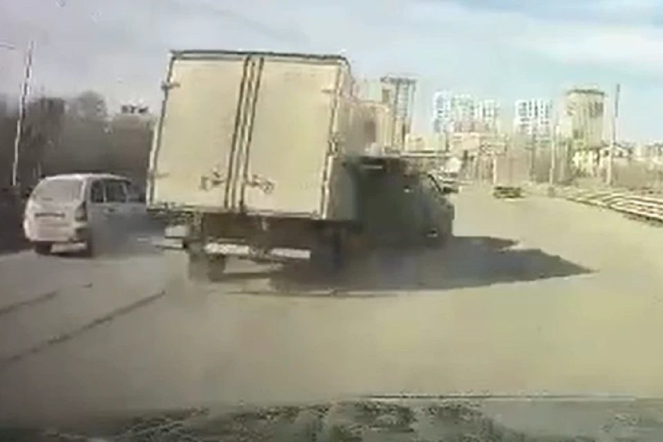 В Новосибирске грузовик на скорости влетел в кроссовер на Ипподромской магистрали. Фото: стоп-кадр.
