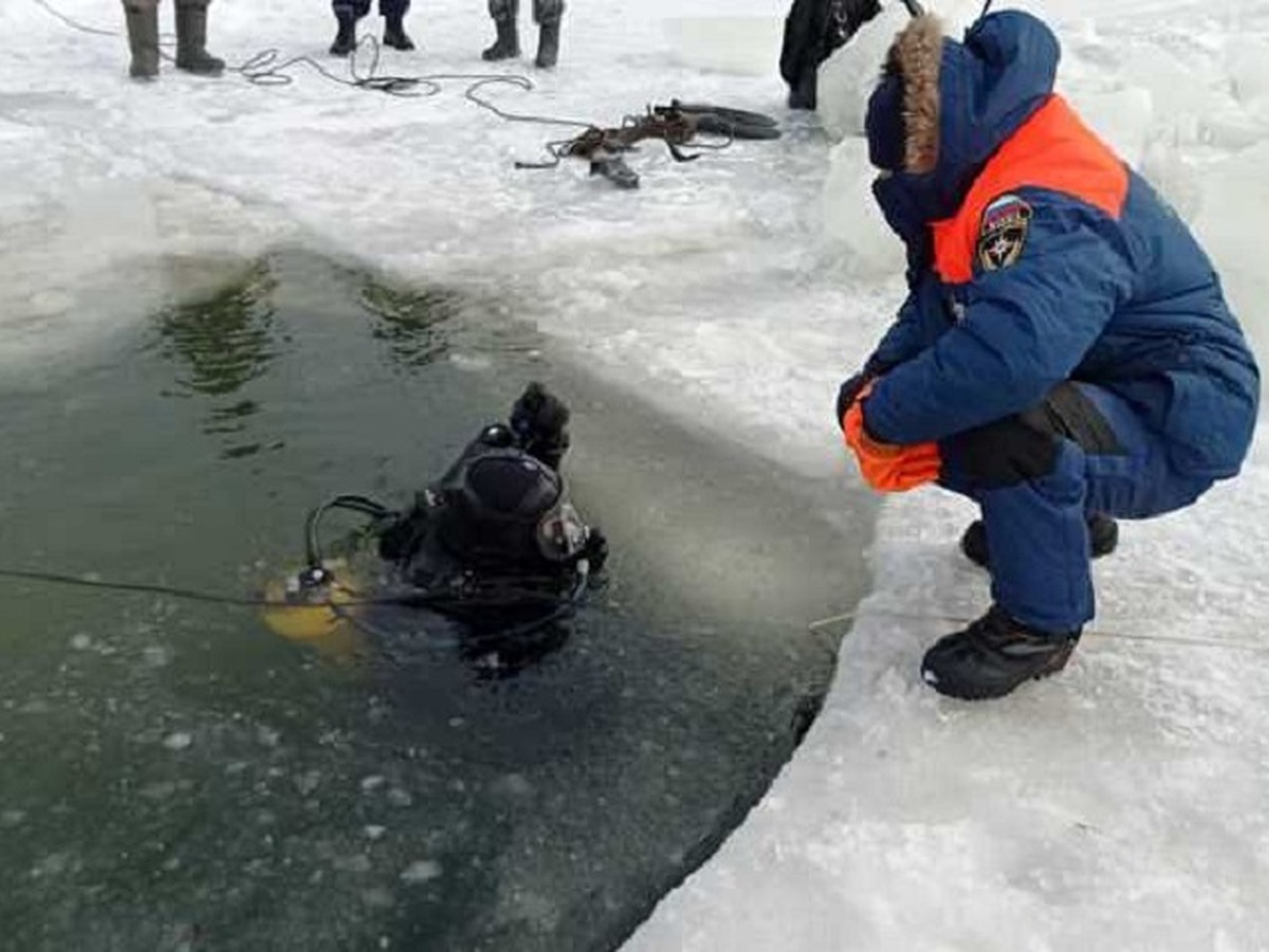 Нашли сразу, не могли вытащить: тело утонувшего в Балаганном мужчины  достали со дна реки - KP.RU