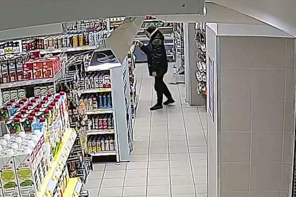 Банки с джемом мужчина брал с полок и прятал под пуховик. Скриншот с видео ГУ МВД России по Нижегородской области.
