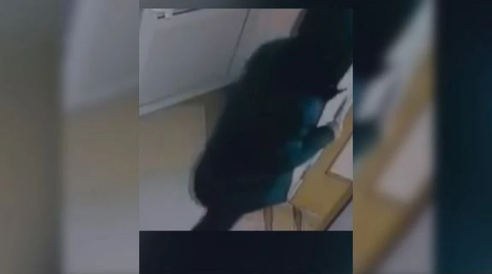Мужчина зашел в приемную, увидел на столе деньги и наушники, забрал их и ушел