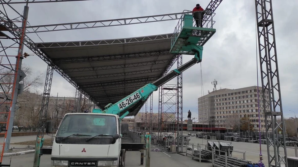 Ко Дню Победы на площади имени Ленина в областном центре установят 4 крытые трибуны на 3500 посадочных мест