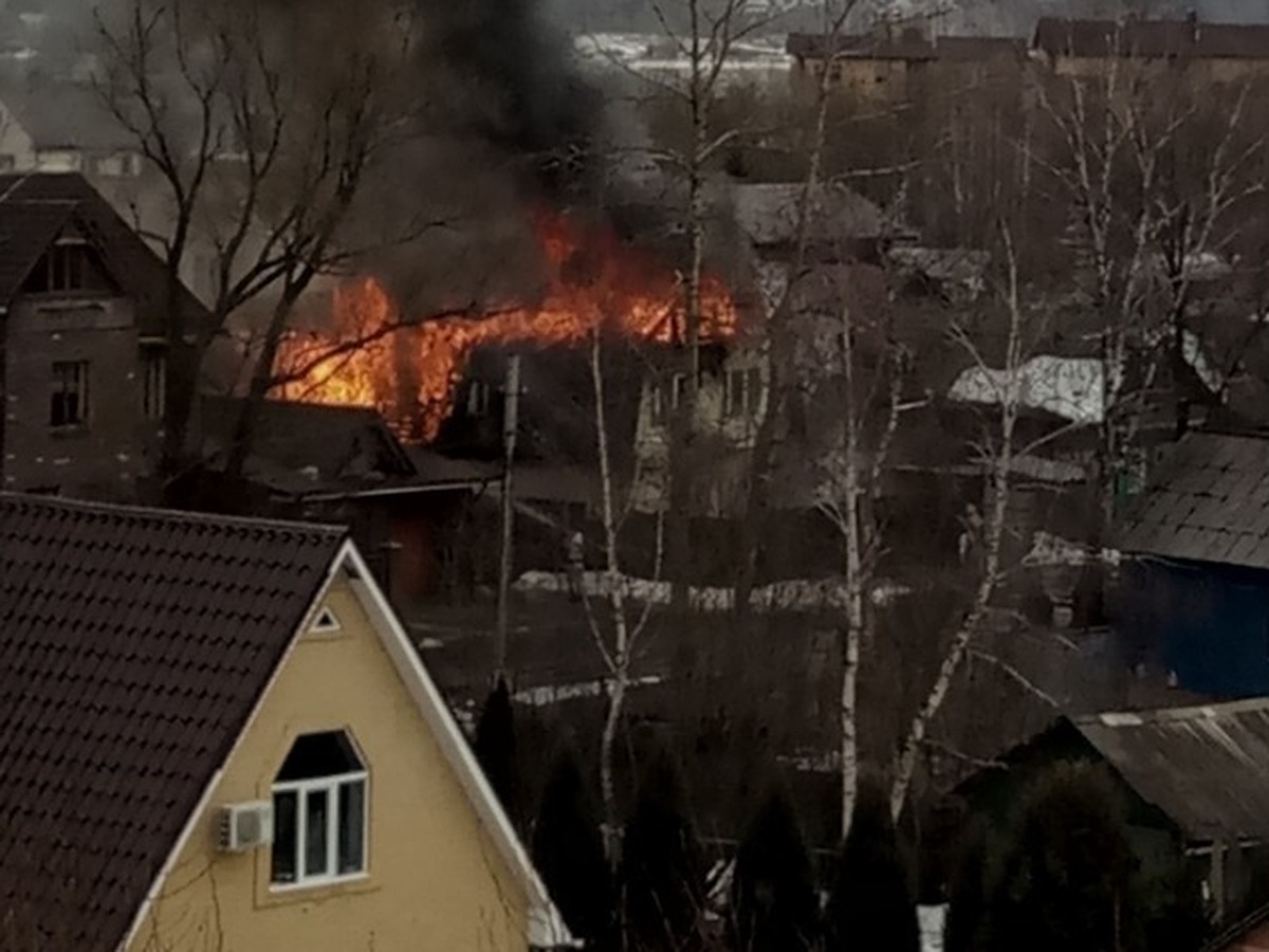 Черный дым над городом: в Ярославле сгорел жилой дом - KP.RU