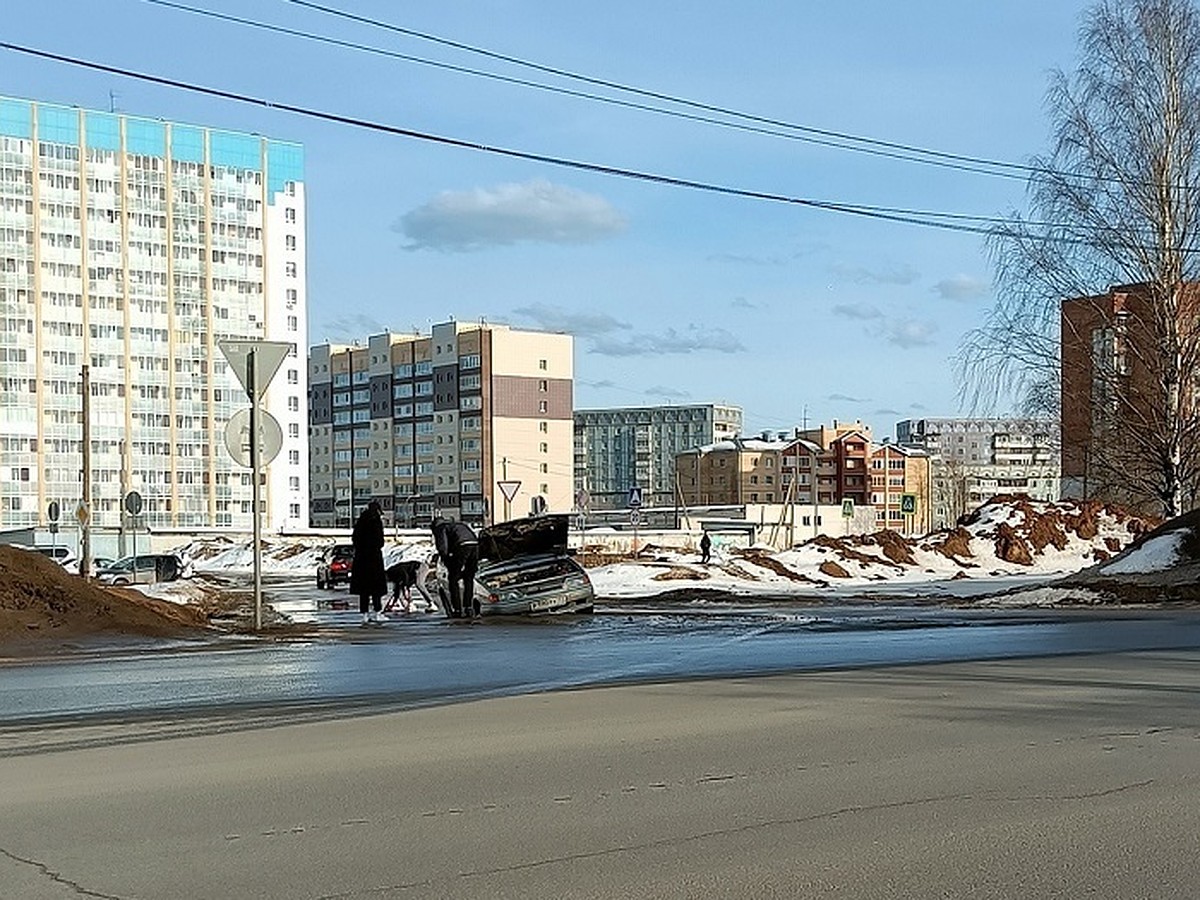 В Сыктывкаре ВАЗ-2114 провалился колесами в яму на дороге - KP.RU