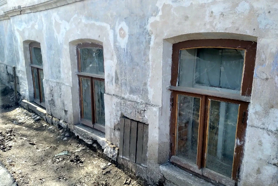 Кто-то зачем-то разбил стекла старинной усадьбы. Фото: VK/Том Сойер Фест Кимры
