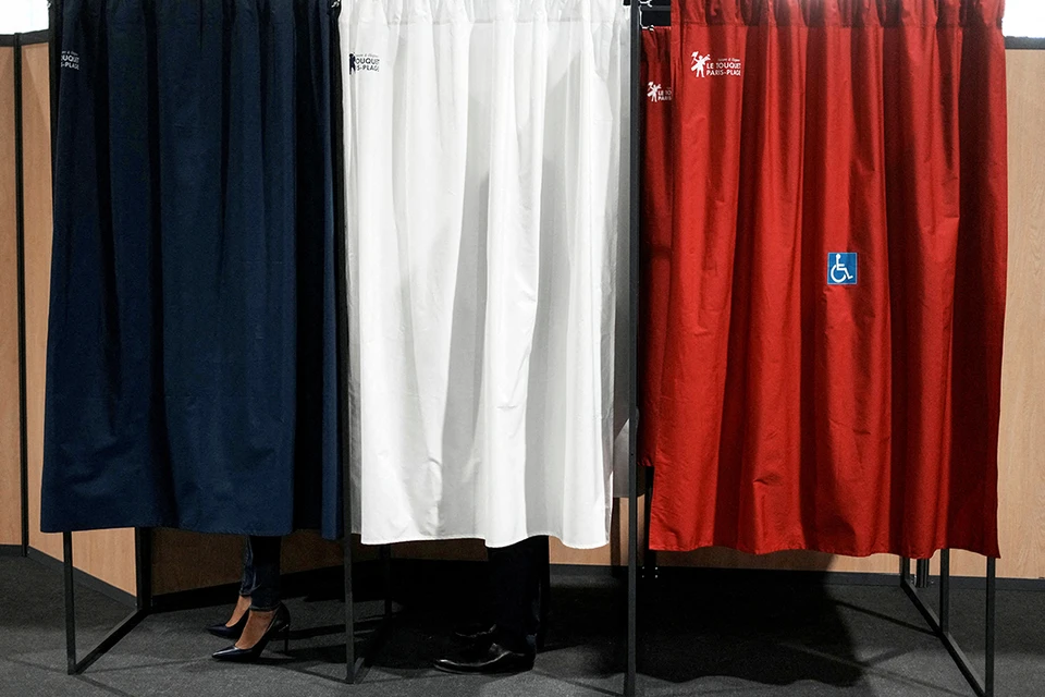 На президентских выборах во Франции лидируют Макрон и Ле Пен.