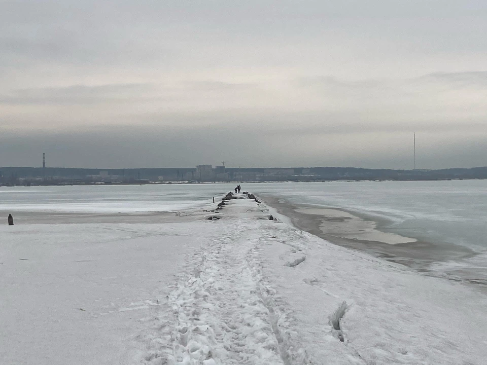 На пруду Ижевска в связи со спуском воды перед весенним паводком показался Осиновый пирс. Фото: Ульяна Колмогорова