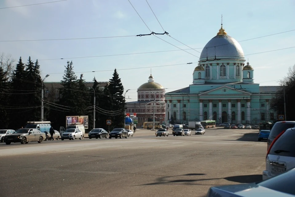 Курян просят воздержаться от посещения мест скопления людей и носить с собой паспорт