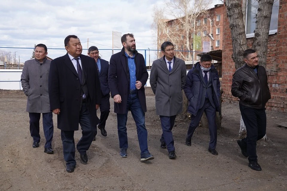 Необходимость строительства школы обсудили в ходе рабочей поездки Александра Ведерникова и Кузьмы Алдарова в поселке Усть-Ордынский.