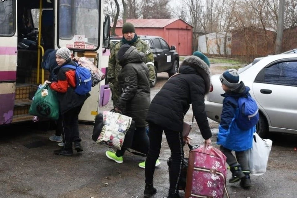Военнослужащие ДНР сопровождали родителей с детьми по дороге из Бердянска в Николаевку. Фото: Омбудсмен ДНР