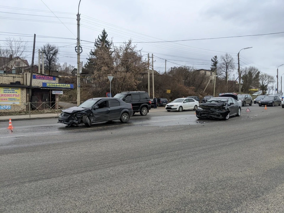 На Болховском шоссе столкнулись две иномарки