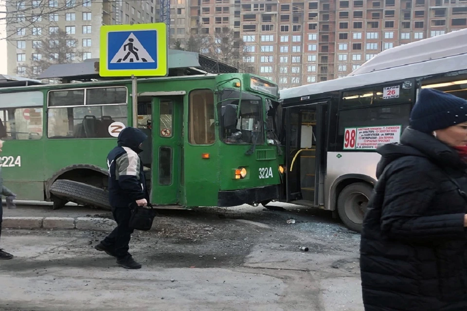 Красный проспект автобусы. Троллейбус автобус. Троллейбус Новосибирск. ДТП троллейбус Красноярск. Автобус Новосибирск.