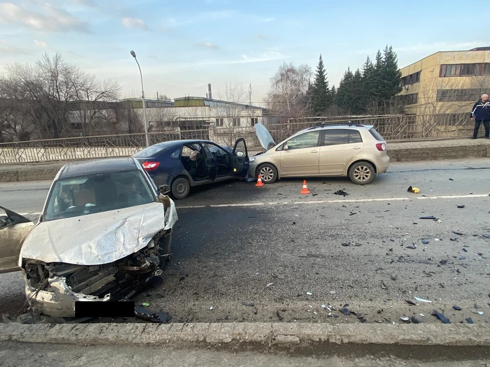 ДТП "собрало" две иномарки и отечественную легковушку