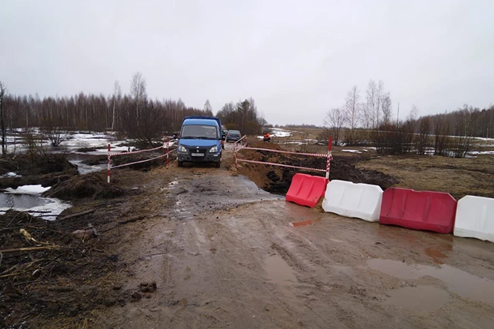 На участке закладывают дренажную трубу