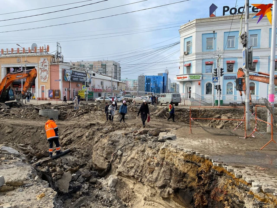 Жители Якутска жалуются на неудобство и откровенную опасность перехода на перекрестке проспекта Ленина и улицы Курашова.